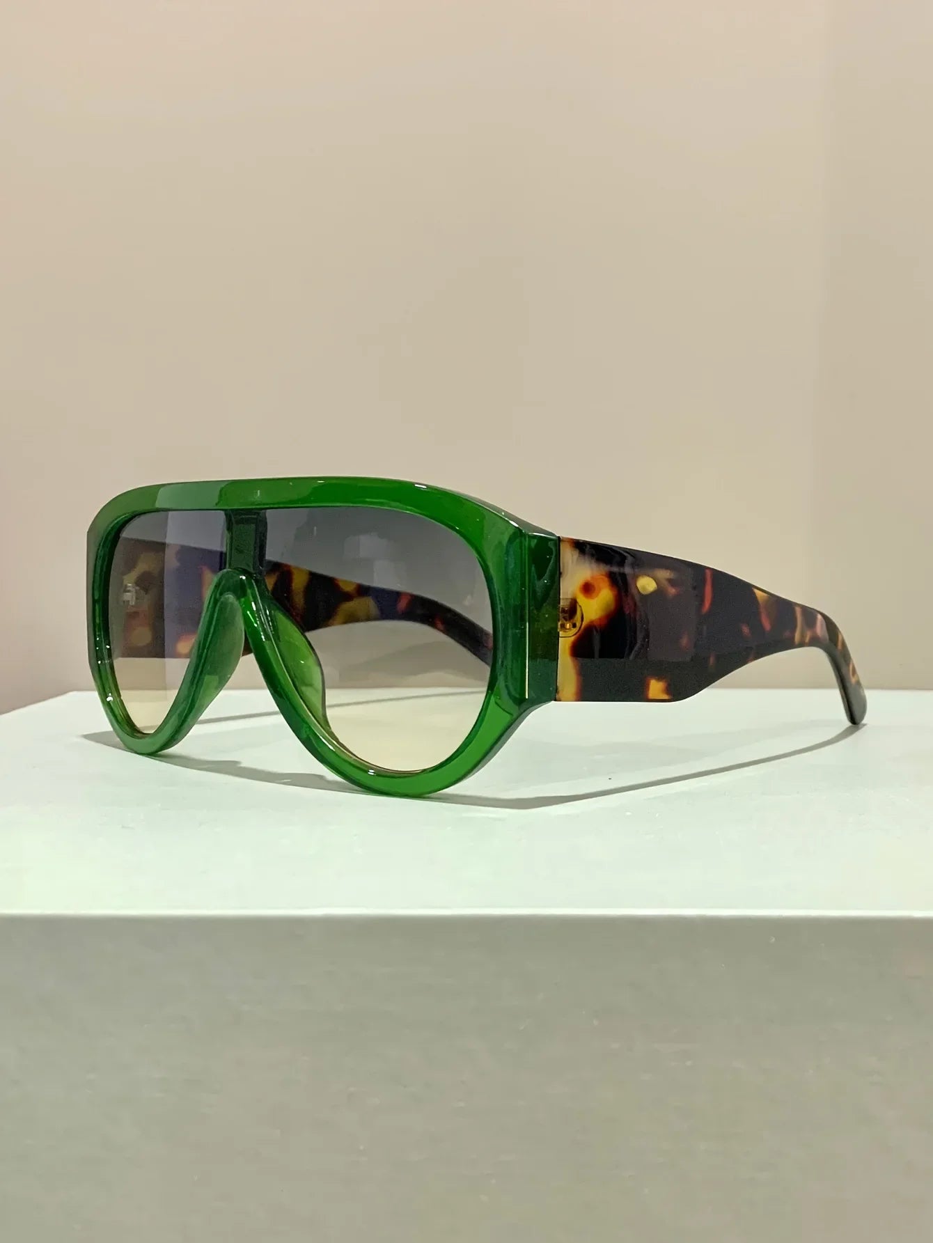 Oversized Gradient Sunglasses for Unisex | Fashionable Retro Style