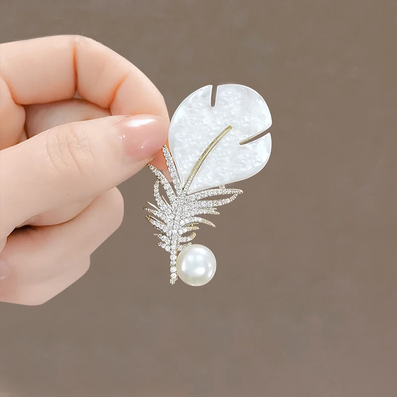 Elegant Gold Color Rhinestone Shovel Brooch for Stylish Accessory